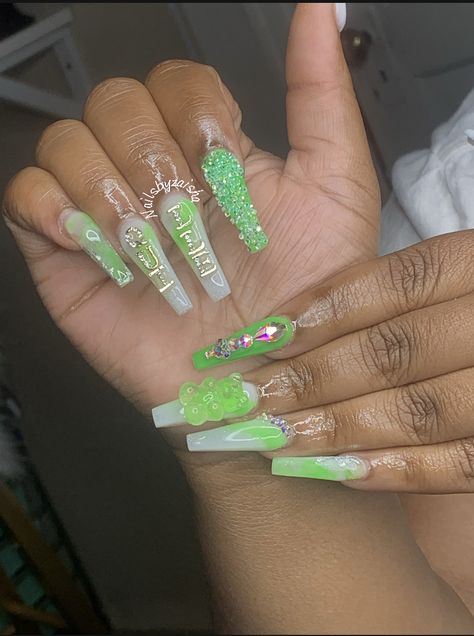 Nail Designs With Gummy Bears, Dark Nails Green, Gummy Bear Nails Acrylic, Birthday Nails Green, Nails Gummy Bear, Green Baddie Nails, Name Nails, Gummy Bear Nails, Nails Freestyle