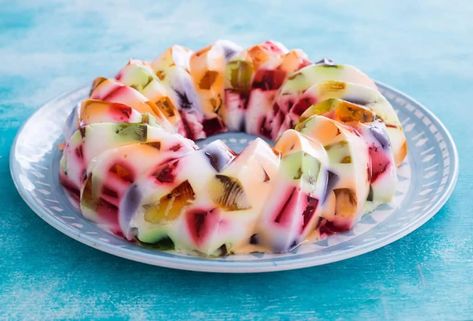 Mexican Jello (Gelatina de Mosaico) - Maricruz Avalos Kitchen Blog Pretty Pudding, Mexican Jello, Mexican Jello Recipe, Malay Dessert, Jello Cake Recipes, Gelatin Recipes, Jello Cake, Jelly Candy, Berbuka Puasa