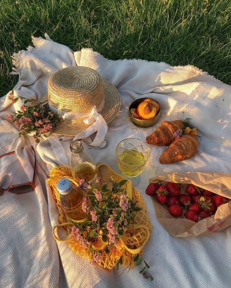 Cottagecore Picnic, Picnic Aesthetic, Picnic Inspiration, Picnic Date, Perfect Picnic, Picnic Time, Picnic Food, Spring Aesthetic, A Picnic