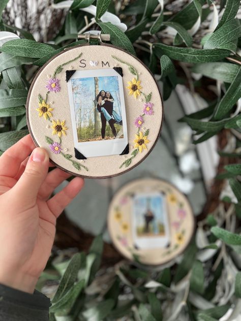 Embroidery Hoop Polaroid Frame, Instax Embroidery, Friend Embroidery Gift Ideas, Embroidered Picture Frame, Polaroid Embroidery Frame, Embroidery Polaroid Frame, Polaroid Embroidery, Embroidery Photo Frame, Embroidery Picture Frame