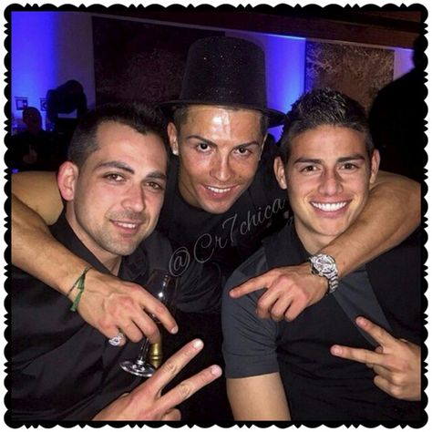 Cristiano Ronaldo with friend and James at his birthday bash. 020715 James Rodriguez Colombia, James Rodrigues, Cristiano Ronaldo Young, Handsome Football Players, Ronaldo Football, Real Madrid Football, 30th Birthday Party, Ronaldo Videos, James Rodriguez