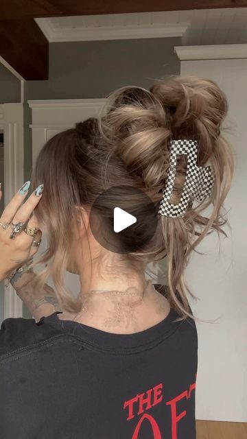 TORIE BLISS on Instagram: "Claw clip hairstyle 🖤🏁" Messy Claw Clip Hairstyles Medium Hair, Messy Claw Clip Hairstyles, Messy Bun Claw Clip, Long Hair Claw Clip Hairstyles, Messy Claw Clip, Claw Clip Hairstyles Long Hair, Claw Clip Messy Bun, Hairclip Hairstyle, Claw Clip Hairstyle