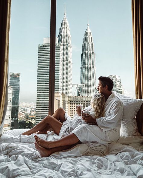 Creator Travel Couple ✨ on Instagram: “Can we stay here for breakfast, lunch and dinner please? 🙈⁣ ⁣ Talk about having a room with a view! @grandhyattkualalumpur 🇲🇾⁣ ⁣ ⁣ ⁣ ⁣ ⁣ ⁣…” Photos Couple Mignon, Kuala Lampur, Couple Travel Photos, Relationship Goals Tumblr, A Room With A View, Couple Room, Baby Christmas Photos, Luxury Couple, Instagram Couples