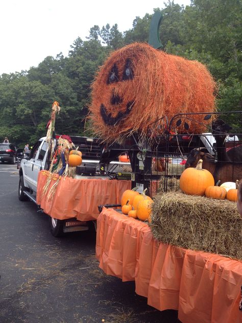 Pumpkin Patch Parade Float Pumpkin Parade Float, Fall Floats For Parades, Farm Themed Parade Float, Fall Float Ideas For Parade, Halloween Floats Parade Ideas, Fall Parade Float Ideas, Halloween Float Ideas, Halloween Float Ideas Parade, Halloween Parade Float Ideas