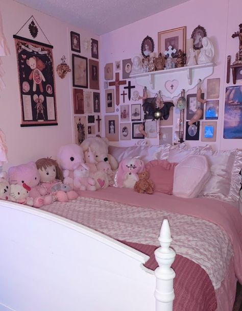 Pink Horror Bedroom, Morute Core Room, Cutesy Room Aesthetic, Pink Horror Room, Morute Room Decor, Morute Room Ideas, Morute Bedroom, Creepy Cute Bedroom, Dorm Room Ideas Light Pink