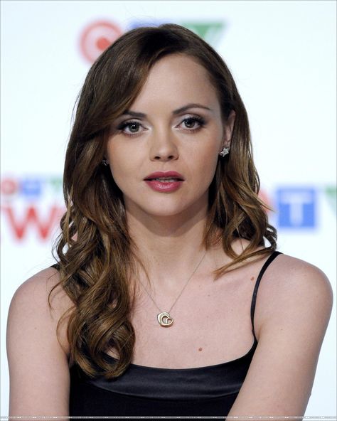 Christina Ricci-cute/longhair Makeup Ideas Natural Brown, Y2k Fashion Outfit, Christina Ricci, Actors Images, Sleepy Hollow, Best Actress, American Actress, Pretty Woman, Eye Makeup