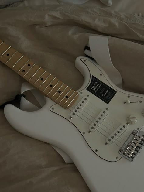 White Electric Guitar Aesthetic, Madeleine Core, Jared Garber, White Stratocaster, Gitar Vintage, White Electric Guitar, White Guitar, Guitar Boy, Acoustic Guitar Music