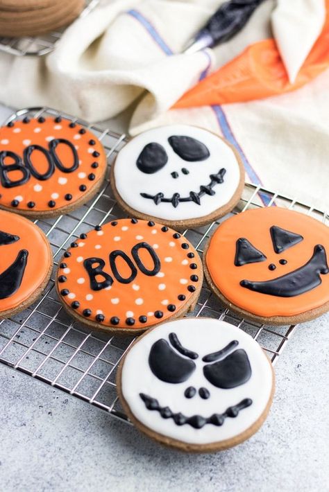 Halloween Decorated Cookies, Halloween Cookie Designs, Easy Halloween Cookies Recipes, Biscuits Halloween, Halloween Sugar Cookies Decorated, Easy Halloween Cookies, Dessert Halloween, Postres Halloween, Diy Halloween Treats