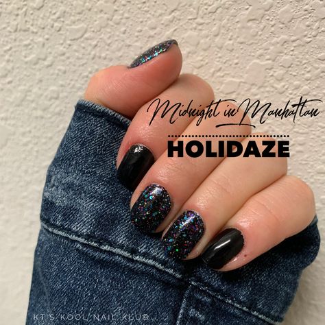 Color street- midnight in manhattan and holidaze Holidaze Color Street, Nail Color Combos, Brown Nails Design, Mixed Mani, Street Nails, Get Nails, Beach Nails, Brown Nails, Nail Polish Strips