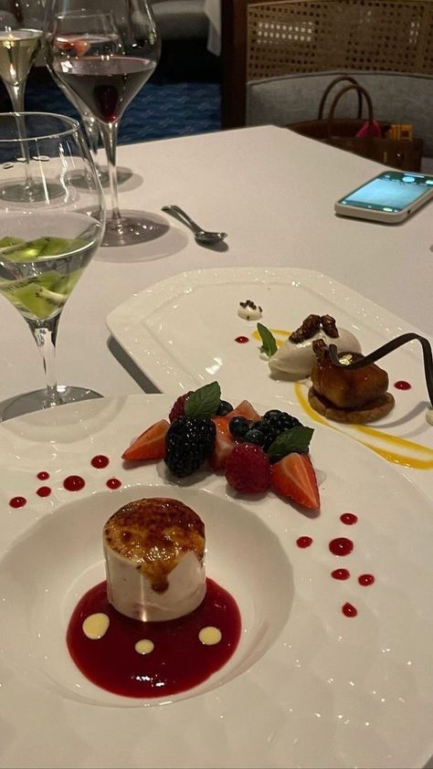 Classy Food, Gourmet Food Plating, Fine Dining Desserts, Dessert Restaurants, Luxury Food, Food Gallery, Fancy Desserts, Food Drinks Dessert, Wine And Dine