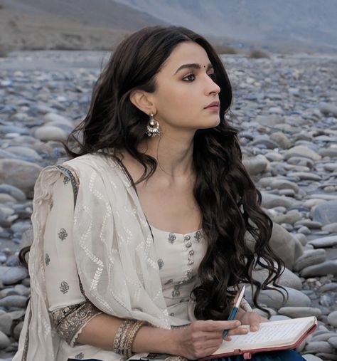 Alia Bhatt Kalank, Eyes Speak, Desi Vibes, Bollywood Aesthetic, Desi Fits, Desi Aesthetics, Bollywood Outfits, 90s Bollywood, Casual Indian Fashion