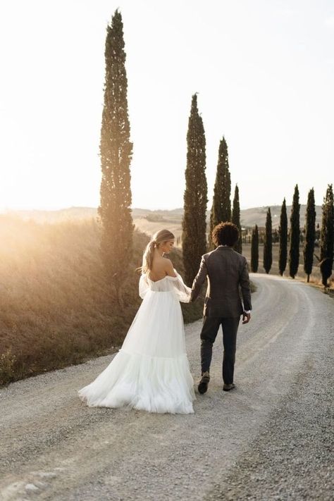 Toscana Wedding Dress, Tuscany Destination Wedding, Tuscany Italy Wedding Dress, Tuscan Italy Wedding, Italian Elopement Tuscany, Wedding Dress For Italy, Puglia Wedding Photos, Elopement In Tuscany, Wedding Dress Tuscany