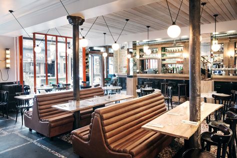 Vous dire que Justine est une nouvelle table à Oberkampf serait un gros mensonge…  Cette brasserie très courue il y a 15 ans fait un retour particulièrement mode après un lifting de choc. Tout le beau monde du quartier est au rendez-vous de ce lieu d’atmosphère. Spottez vos comptes Insta ! Cafe Restaurant, Restaurant Design, Bar Table, Conference Room Table, Restaurant, Hotel, Bar, Furniture, Home Decor