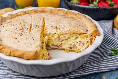 A midwestern take on Italian Easter Pie, this Easter Ham Pie is perfect for Sunday brunch. It's a great leftover ham recipe. Easter Ham Pie Recipe, Caramel Pecan Sticky Buns, Lasagna With Cottage Cheese, Italian Easter Pie, Ham Pie, Italian Ham, Chicken Strip, Easter Pie, Easter Brunch Menu