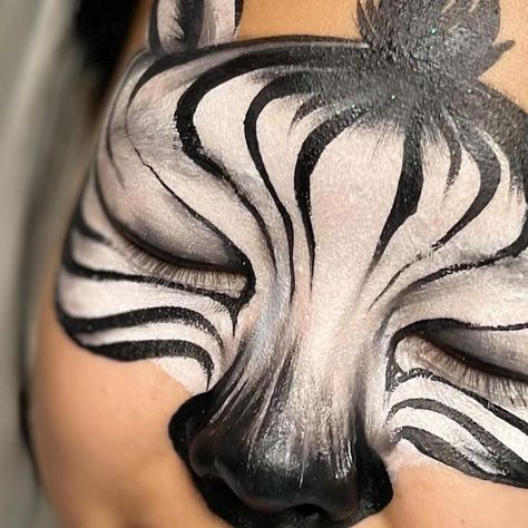 Zoo Face Painting, Zebra Face Paint Easy, Zebra Face Paint For Kids, Jungle Animal Face Paint, Zebra Facepainting, Owl Face Paint, Zebra Face Paint, Kids Face Painting Easy, Zebra Makeup