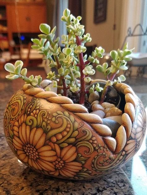 Carved Gourds Ideas, Gourd Art Ideas, Carved Gourds, Gourds Diy, Wood Carving Art Sculpture, Coconut Shell Crafts, Gorgeous Gourds, Colorful Pottery, Gourds Birdhouse