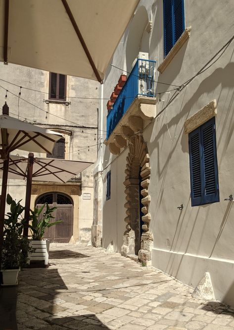 A little street with white houses. Puglia Aesthetic, Italy Vibes, Italian Life, Puglia Italy, Italy Aesthetic, White Aesthetic, Puglia, Italy, White