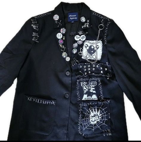 Emo Diys, Punk Suit, Jojo Outfits, Denim Jacket Diy Paint, Punk Vest, Battle Jackets, Traditional Goth, Goth Stuff, Patch Ideas