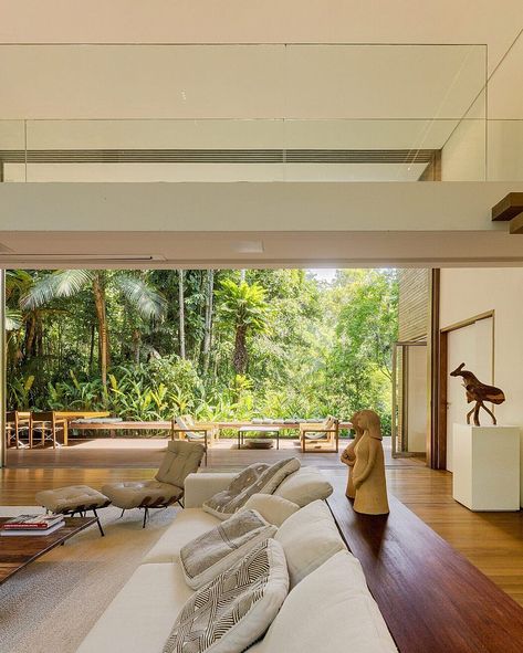 Brazil Homes, Homes In The Woods, Brazil Houses, Jungle House, Home Ac, Colourful Living Room, Mediterranean Home, The Embrace, Tropical Forest