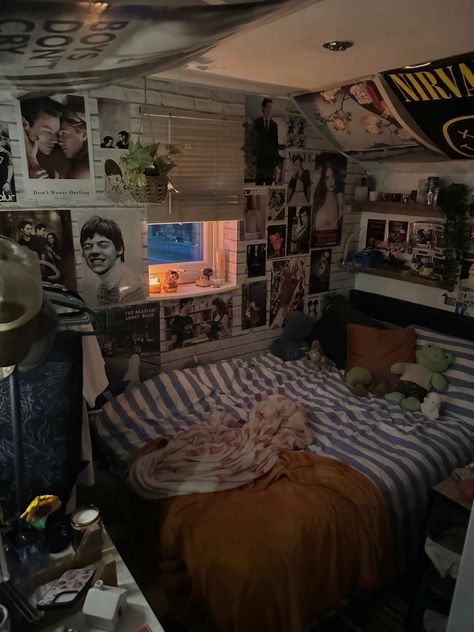 harry styles
nirvana
the cure
the smith
band posters
room inspiration
downtown aesthetic Down Town Room, Downtown Bedroom Aesthetic, Downtown Room Aesthetic, Downtown Bedroom, Downtown Room, Downtown Grunge, Downtown House, Downtown Home, Cool Room Decor