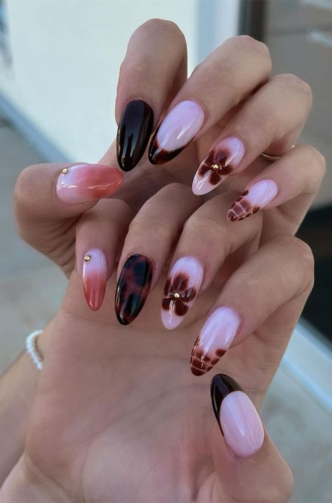 Almond Nails Fall, Nail Designs Almond, Autumn Nail Designs, Red Ombre Nails, Nail Picking, Plum Nails, Fall Nail Design, Thanksgiving Nail Art, Beautiful Gradient