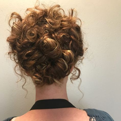 29 Curly Updos for Curly Hair (See These Cute Ideas for 2019) Curly Updos, Curly Hair Up, Curly Hair Trends, Easy Updo Hairstyles, Curly Updo, Cute Curly Hairstyles, Curly Hair Updo, Natural Curls Hairstyles, Hair Updo