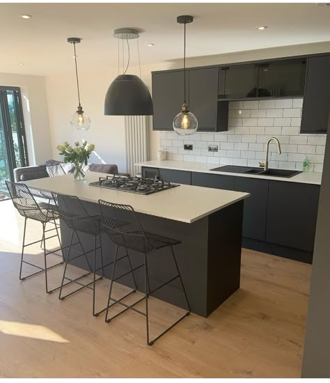 Kitchen Extension Layout, Small Kitchen Diner, Grey Shaker Kitchen, Modern Grey Kitchen, Kitchen Diner Extension, Galley Kitchen Design, Open Plan Kitchen Dining Living, Open Plan Kitchen Diner, Kitchen Layout Plans