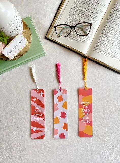 Trending Bookmarks, Groovy Bookmarks, Design For Bookmarks, Laminated Bookmarks Diy, Diy Page Markers, Preppy Bookmarks, Creative Bookmarks Design, Homemade Bookmark Ideas, How To Make Bookmarks Diy