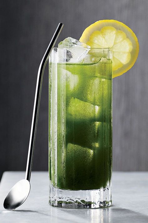 This quick and easy 5-minute matcha highball whiskey cocktail recipe incorporates Japanese whiskey, lemon, honey, matcha green tea powder, club soda and lemon to create the ultimate whiskey recipe meets cocktail recipe.#cocktailrecipes #whiskeyrecipes #whiskey #whiskeycocktails #whiskeycocktailrecipes #matcharecipes Iced Matcha Recipe, Highball Recipe, Matcha Cocktail, Te Matcha, Cocktail Recipes Whiskey, Whisky Cocktail, Spiced Drinks, Whisky Drinks, Matcha Drink