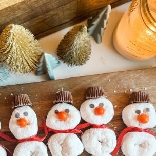 Kayla landers on Instagram: "Frosty the snowman ☃️ #christmas #christmasdecor #christmastree #christmassnacks #christmasideas #christmasrecipes #christmasdessert #christmasdesserts #kidssnacks #kidssnackideas #kidssnack #funkidsfood #christmasfood #christmasparty #chocolatedessert #meltedchocolate #christmastime #mostwonderfultimeoftheyear #sahm #sahmlife" Christmas In July Snacks For Kids, Snowman Snacks For Kids, Doughnut Snowman, Christmas Kids Snacks, Kid Christmas Party Food, 2000 Background, Snowman Snack, Snowman Donuts, Holiday Boards