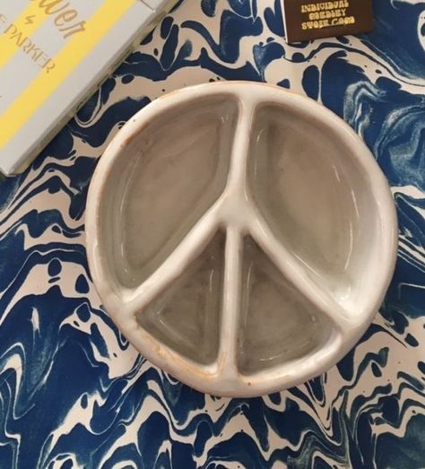 Jewelry Holder Pottery, Pottery Inspo, Hand Building, Clay Bowl, Ceramic Clay, Jewelry Holder, Peace Sign, Pottery Art, Love Art