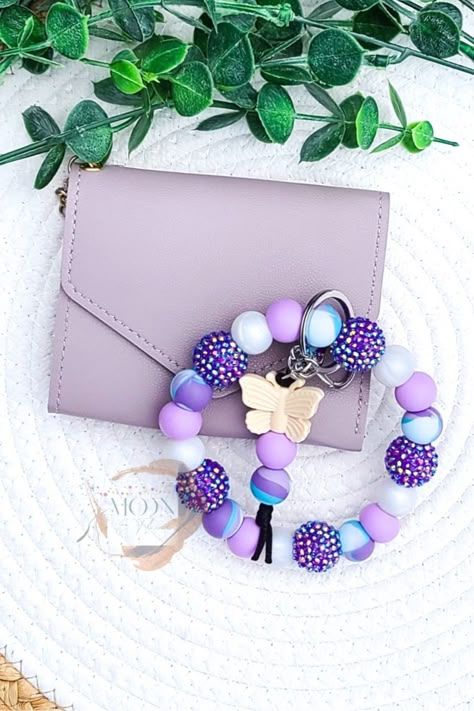 Wristlet Display Ideas, Keychain With Wallet, Diy Bracelet Keychain, Beadable Items, Keychain Crafts, Diy Crafts Keychain, Bead Butterfly, Keychain Wristlets, Wristlet Keychains