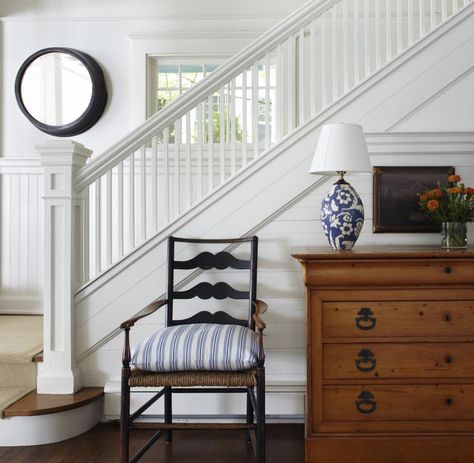 Victorian Staircase, Staircase Styles, Traditional Staircase, Stair Case, Foyer Decorating, Foyer Design, White Room, Cottage Design, Cool Ideas