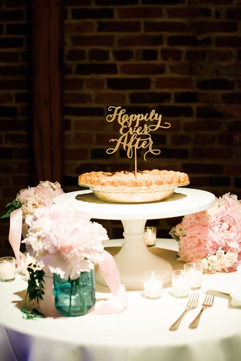 Apple Pie Wedding, Apple Pie Ideas, Little Wedding Cakes, Wedding Pie Table, Rustic Cake Tables, Pie Wedding Cake, Wedding Pies, Pie Wedding, Apple Orchard Wedding