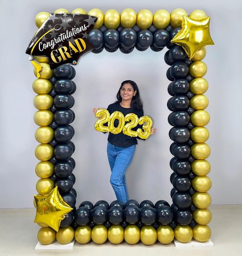 Photo Balloons Ideas, Gym Graduation Decorations, Photo Balloon Backdrop, 2024 Graduation Decorations, Graduate Decoration Ideas, Senior Balloon Arch, Graduation Ballon Decoration Ideas, Graduation Balloon Arch Party Ideas, Prom Backdrops For Pictures