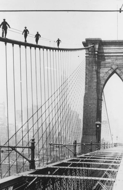 Construction Worker, Vintage New York, Jolie Photo, New York State, Vintage Photographs, The Bridge, Historical Photos, Vintage Photography, Brooklyn Bridge