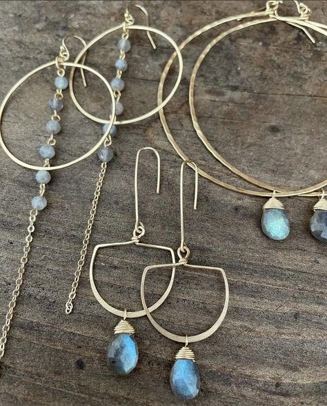 Hammered Jewelry, Hammered Earrings, Jewelry Design Inspiration, Earrings Diy, Hammered Metal, Ear Candy, Blue Willow, Art Party, Earring Ideas