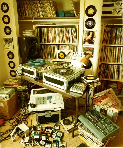 Paul Nice Vinyl Aesthetic, Home Studio Setup, Music Studio Room, Audio Room, Home Studio Music, Perfect Bedroom, Record Shop, Studio Room, Studio Setup