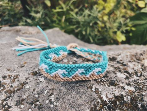 Cool Friendship Bracelets, Diy Bracelets With String, String Bracelet Patterns, Cute Friendship Bracelets, Macrame Bracelet Patterns, Diy Bracelets Tutorials, Summer Bracelet, Sister Bracelet, Wave Bracelet