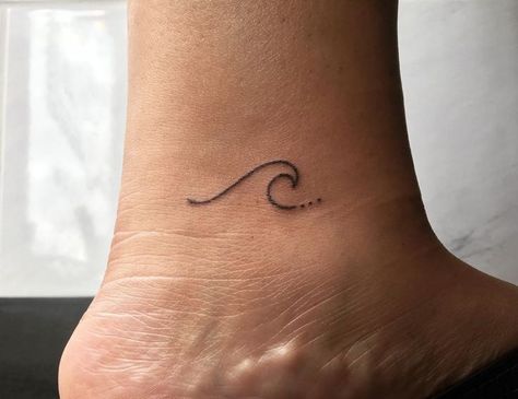 Wave Tattoo Foot, Small Wave Tattoo, Tatuagem Masculina Pequena, Wave Tattoo, Muster Tattoos, Hawaiian Tattoo, Cat Tattoos, Inspiration Tattoos, Small Girl Tattoos