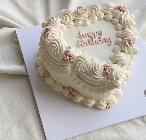 Birthday Cakes Vintage, Heart Cake Designs, Shaped Birthday Cake, Vintage Cake Decorating, Cakes Cute, Vintage Heart Cake, Bolo Vintage, Vintage Birthday Cakes, Idee Babyshower