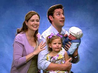 Jim & Pam's awkward family photo! #theoffice Pam And Jim, Best Of The Office, The Office Jim, The Office Memes, Jim Pam, Bears Beets Battlestar Galactica, Office Jokes, Jim And Pam, The Office Us