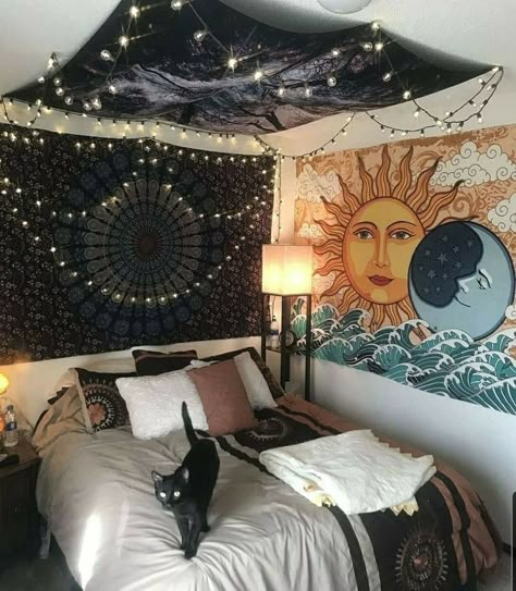 Celestial Room Aesthetic, Indie Room Ideas, Celestial Room, Dorm Room Necessities, Indie Bedroom, Grunge Bedroom, Chill Room, Ideas Decoracion, Retro Room