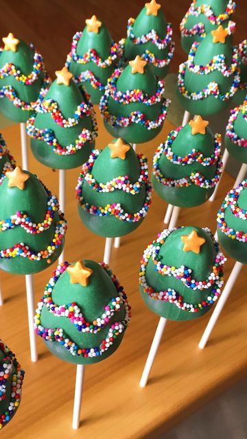 Elf On The Shelf Cake Pops, Cake Pop Christmas Ideas, Sleepover Planner, Christmas Cakepop Ideas, Cake Pop Diy, Cute Cake Pops Ideas, Christmas Themed Cake Pops, Cake Pop Designs Christmas, Santa Cake Pops