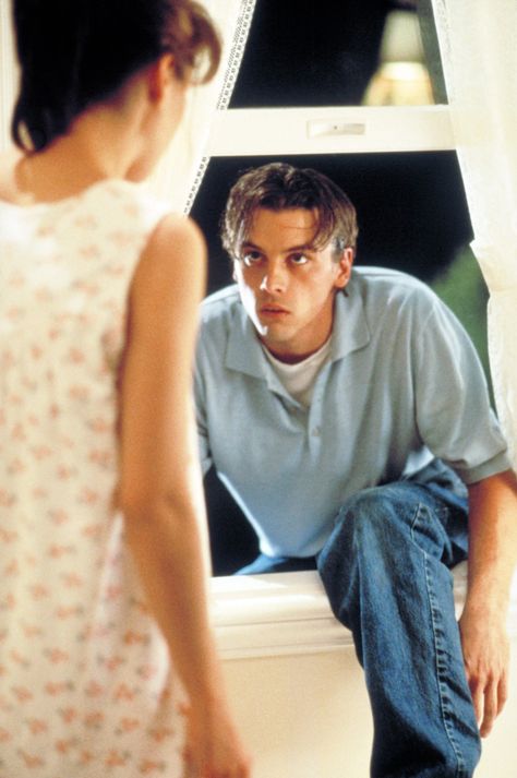 When he crawled through Neve Campbell's window in Scream and you had . . . feelings. Skeet Ulrich 90s Scream, Young Skeet Ulrich, Skeet Ulrich 90s, Skeet Ulrich Riverdale, Fp Jones, Van Decor, Scream 1996, Scream 1, Billy Loomis