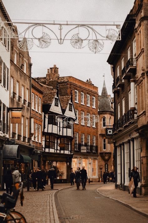 CAMBRIDGE; A CITY GUIDE. — Polly Florence Unrealistic Aesthetic, Polly Florence, European Town, Lovely Landscapes, Travel Wishes, Light Academia Aesthetic, Cambridge England, Personal Aesthetic, Beautiful Streets