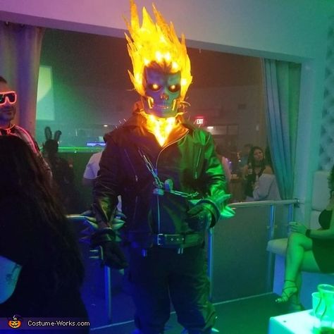 Ghost Rider Costume, Ideas Carnaval, Character Mask, Armadura Cosplay, Clever Halloween, Clever Halloween Costumes, Homemade Costume, Costume Works, Halloween Costume Contest