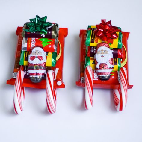 Sleigh Made Out Of Candy, Sleigh Crafts For Kids, Candy Sleighs For Christmas, Santa Sleigh Candy, Candy Sleighs, Kit Kat Candy, Fun Homemade Gifts, Christmas Santa Sleigh, Christmas Candy Crafts