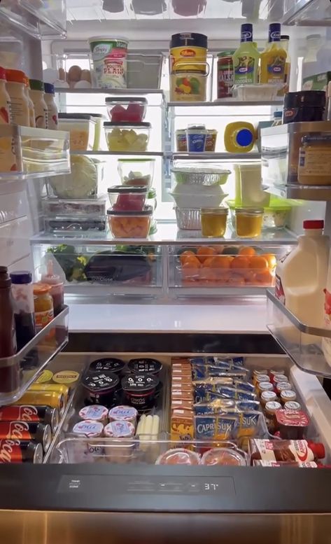 Huge Fridge Organization, American Fridge Freezer Organisation, Tiny Living Organization, Refrigerator Aesthetic, Organised Fridge, Huge Fridge, Small Fridge Organization, Fridge Organization Ideas, Dream Fridge