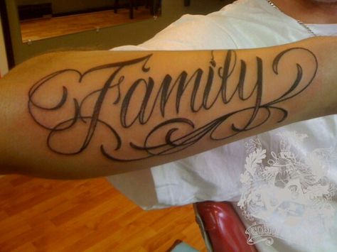 I wantt this!:) but in my lastt namee<3 Small Family Tattoo, Lettering Design Ideas, Family Tattoos For Men, Rose Tattoo On Arm, Outer Forearm Tattoo, Rose Tattoo Sleeve, Tattoo On Forearm, Cross Tattoos For Women